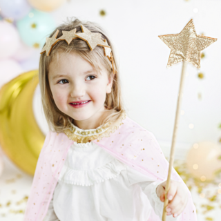 meisje met een prinsessenkostuum en een gouden glitter toverstaf