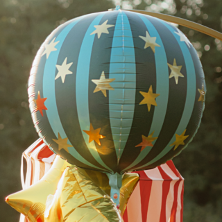 donkergroen met mintgroene ballon met gouden sterren